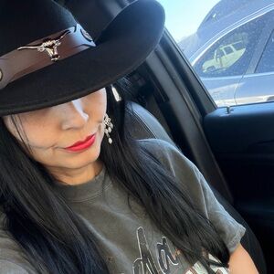 Women’s Black Wide-Brim Hat with Silver Concho Detail